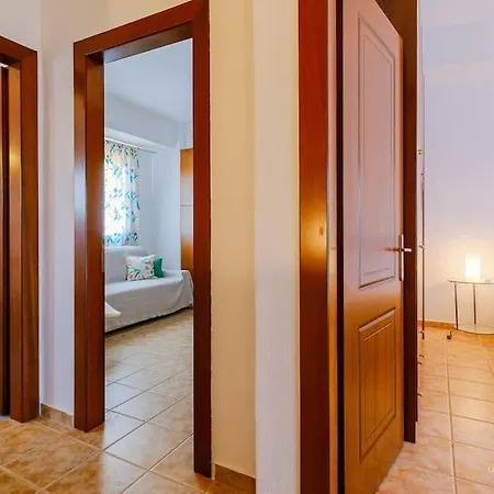 Evergreen 3-bdrm Maison, 300m To Beach, Dom wakacyjny