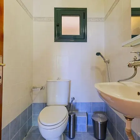 Evergreen 3-bdrm Maison, 300m To Beach, Holiday home