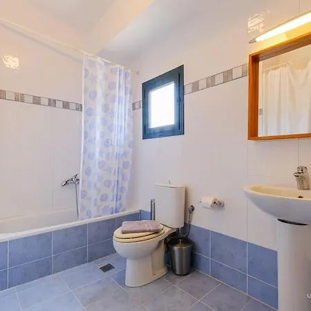 Evergreen 3-bdrm Maison, 300m To Beach, Holiday home Kriopigi