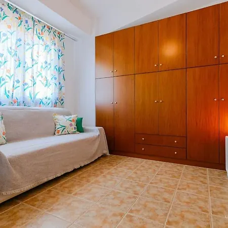 Evergreen 3-bdrm Maison, 300m To Beach, Holiday home