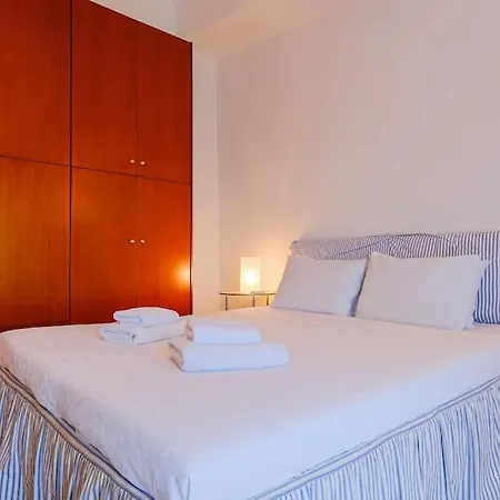 Evergreen 3-bdrm Maison, 300m To Beach, Holiday home *