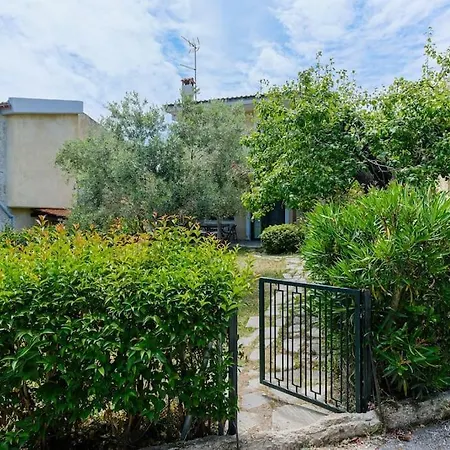 Evergreen 3-bdrm Maison, 300m To Beach, Holiday home