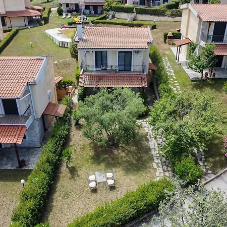 Evergreen 3-bdrm Maison, 300m To Beach, Holiday home Kriopigi